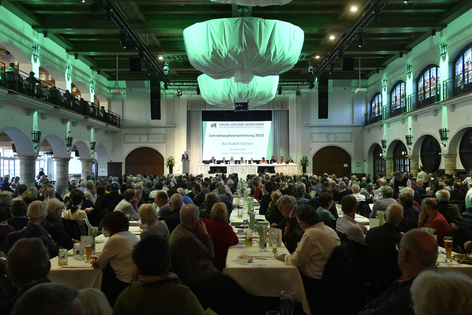 Großer Festsaal des Löwenbräukellers bis auf den letzten Platz besetzt