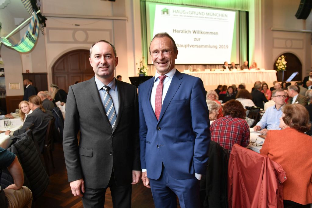 Hubert Aiwanger, Bayerischer Staatsminister für Wirtschaft, Landesentwicklung und Energie (FREIE WÄHLER)
	und stellvertretender Ministerpräsident, spricht zum Thema „Eigentum schützen – Bau- und Wohnungswirtschaft pragmatischer gestalten“