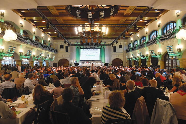 Großer Festsaal im Löwenbräukeller bis auf den letzten Platz besetzt